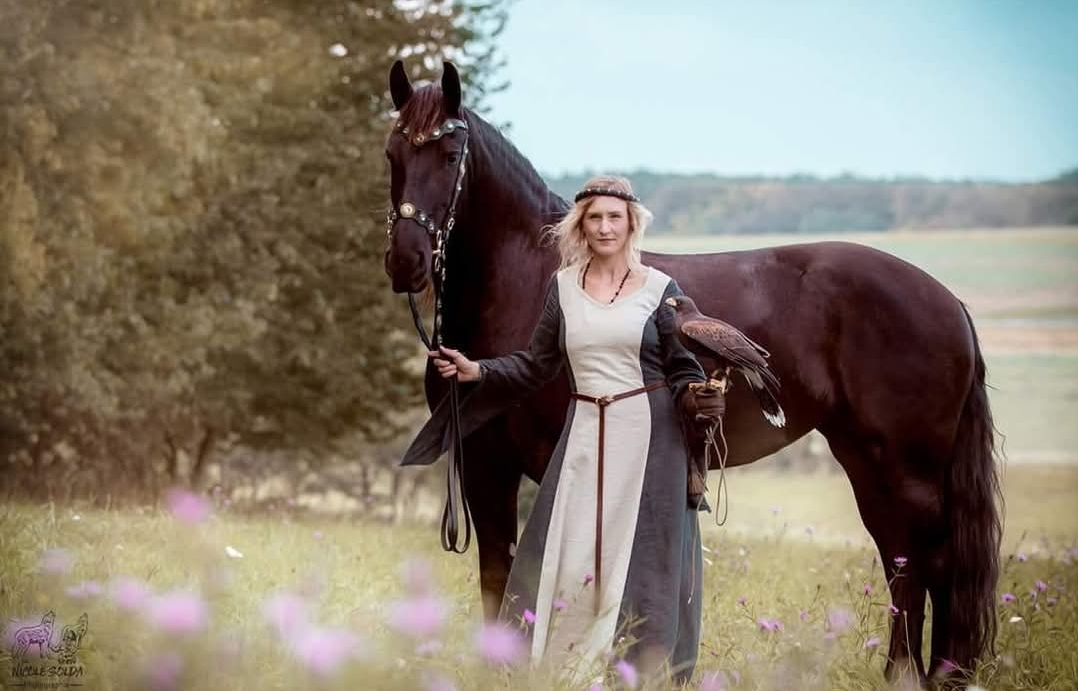 Franzi mit Pferd Fee und Greifvogel