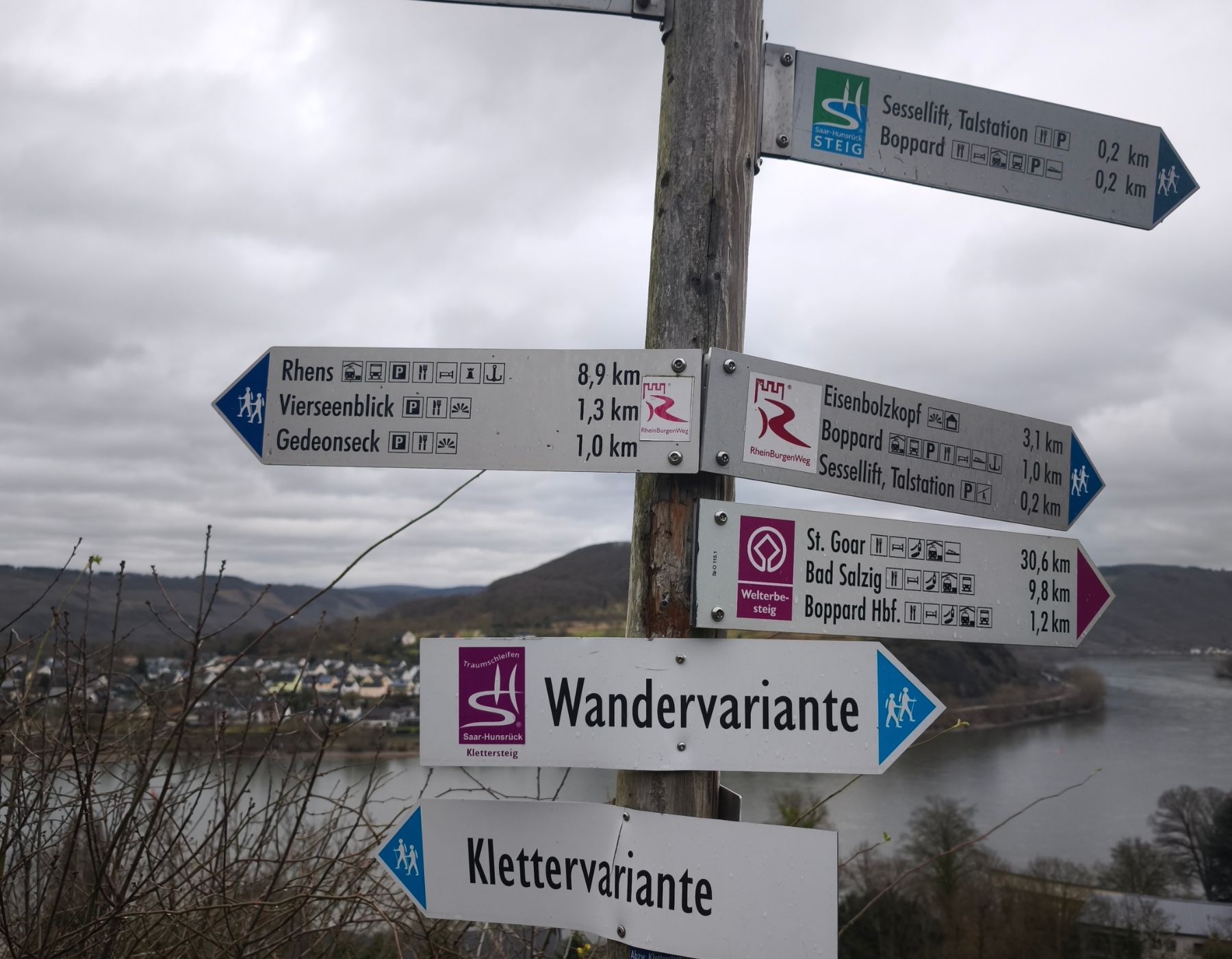 Wegweiser des Klettersteigs mit Rhein im Hintergrund