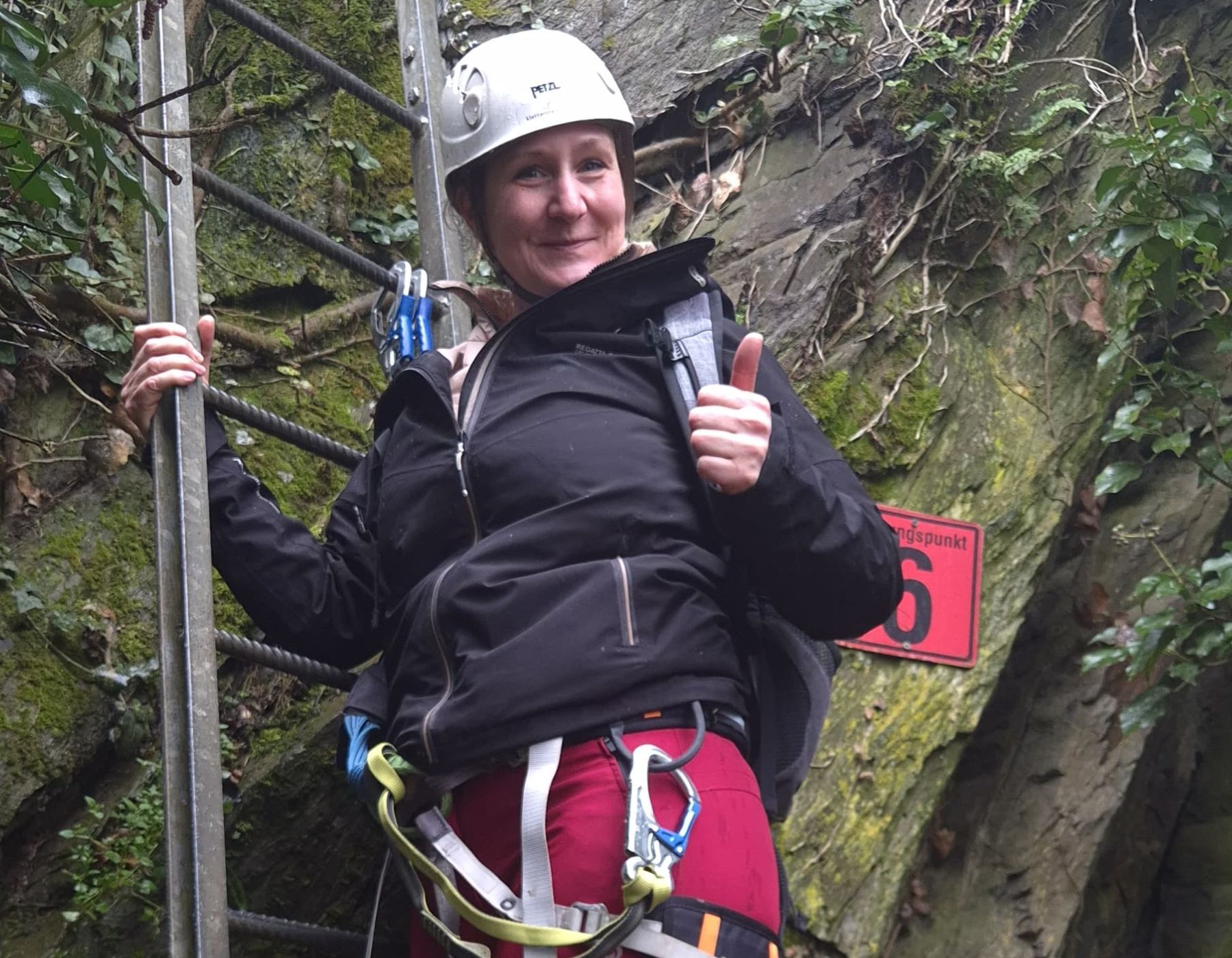 Nahaufnahme von Wanderführerin Franziska mit Daumen Hoch